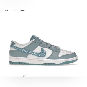 Duke Blue paisley dunk. never worn out of the house. size 8.5W